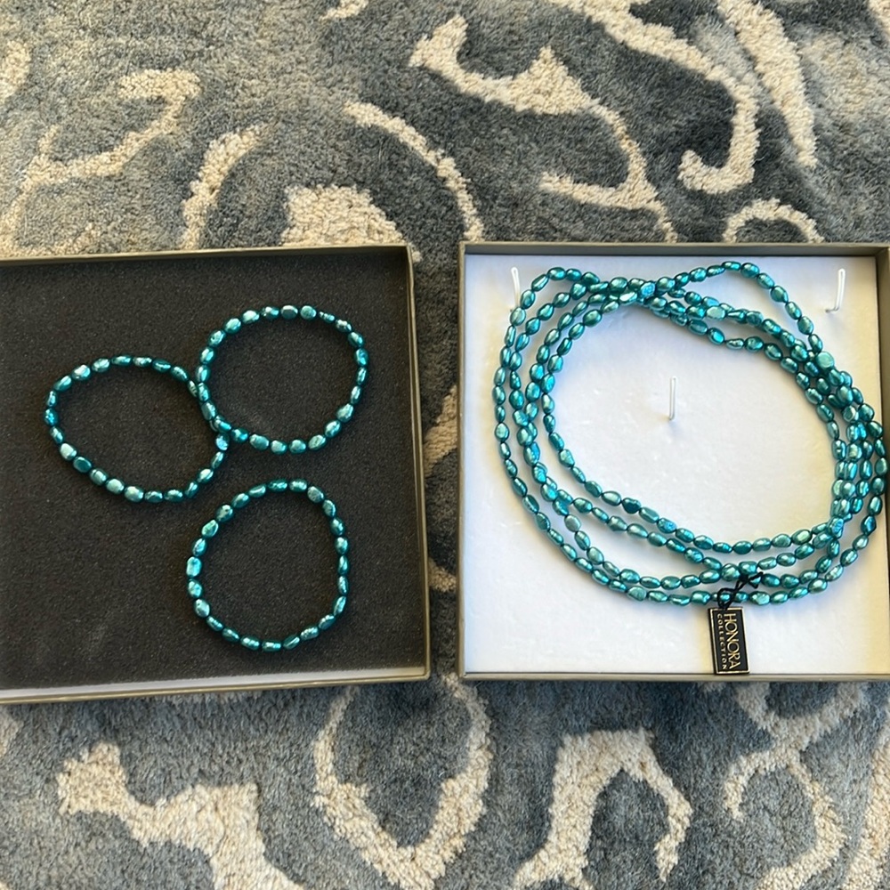 Honora freshwater pearl necklace and bracelet set.